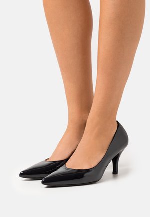Escarpins en cuir verni noir à talons hauts avec un bout pointu et un décolleté bas, présentant un talon fin de 7 cm. Fini lisse et brillant.