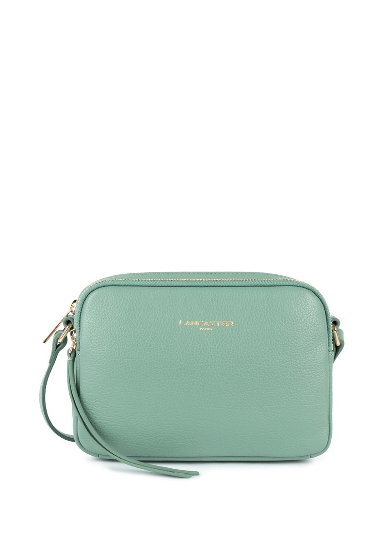 Borsa a tracolla in pelle verde con finitura texturizzata, chiusura a zip e dettagli del logo in tono oro. Presenta una tracolla rimovibile per una maggiore versatilità.