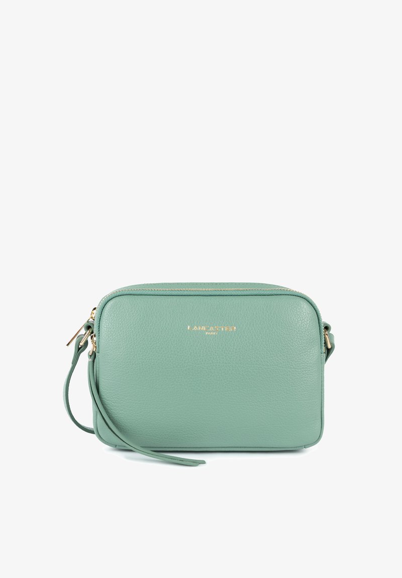 Borsa a tracolla in pelle verde con finitura texturizzata, chiusura a zip e dettagli del logo in tono oro. Presenta una tracolla rimovibile per una maggiore versatilità.