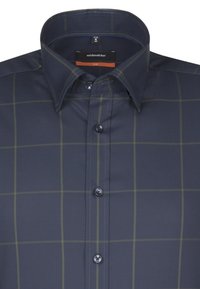 Camicia blu navy con bottoni, dal tessuto liscio, caratterizzata da un motivo a griglia rettangolare in verde scuro e bottoni a contrasto.