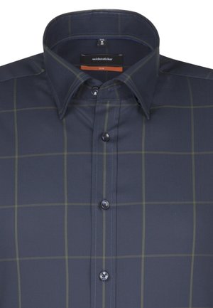 Camicia blu navy con bottoni, dal tessuto liscio, caratterizzata da un motivo a griglia rettangolare in verde scuro e bottoni a contrasto.
