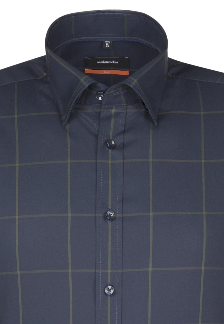 Camicia blu navy con bottoni, dal tessuto liscio, caratterizzata da un motivo a griglia rettangolare in verde scuro e bottoni a contrasto.