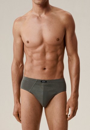 Męskie slipy w ciemnozielonym materiale. Posiadają elastyczny pas z metką "ATLANTIC", dopasowany krój oraz gładką teksturę.