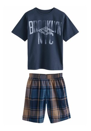 Marinblå bomulls-T-shirt med "BROOKLYN NYC" tryck i vitt, tillsammans med rutig shorts i blått, grått och beige med elastisk midja.