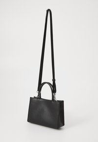Borsa a tracolla in pelle nera con forma rettangolare, manici corti e una lunga tracolla regolabile. Presenta hardware in argento e una superficie liscia.