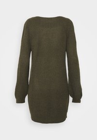 Olivově zelený pletený svetr s uvolněným střihem, širokým výstřihem ve tvaru lodi, dlouhými rukávy a žebrovanými manžetami; texturovaná látka s volnou strukturou.