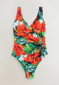 Maillot de bain une pièce coloré avec un imprimé floral comprenant des fleurs rouges et des feuilles vertes, texture en maille, décolleté en V et fronces latérales ajustables.