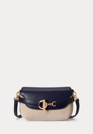 Μικρή μπεζ υφασμάτινη τσάντα ώμου με σκούρο μπλε δερμάτινο καπάκι, αλυσίδα σε χρυσή απόχρωση με κούμπωμα τύπου τογγλ και ρυθμιζόμενο λουράκι.