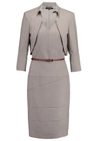 Robe beige sur mesure avec manches trois-quarts, décolleté en V, fine ceinture marron à la taille et blazer court assorti.