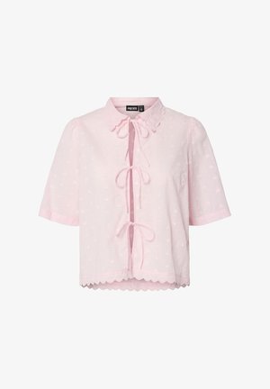 Lys rosa bluse med korte ermer, skjellkantet krage og kant, teksturert stoff og tre knyttede sløyfer nedover fronten.