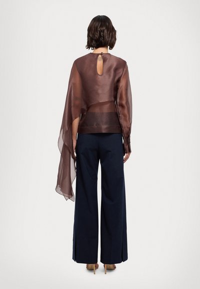 Materiel FLARE SLEEVE BLOUSE - Débardeur - umber