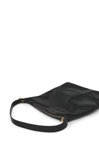 Borsa a spalla nera in pelle con una superficie liscia, chiusura a zip e una sola tracolla con dettagli in metallo dorato.