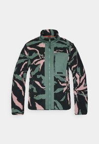 Fleece jakna s uzorkom zelenog, crnog i ružičastog kamuflažnog dezena, visokim ovratnikom, zip zatvaranjem sprijeda i džepom za grudi s patentnim zatvaračem.
