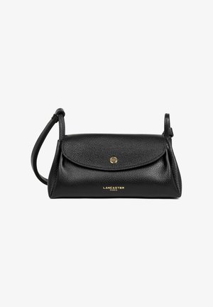 Sac en cuir noir avec une finition texturée, fermeture à rabat, sangle réglable et détails en doré à l'avant.