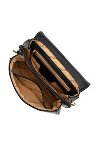 Bolso de mano negro de cuero abierto para mostrar un interior de tela beige con múltiples compartimentos, incluyendo un bolsillo con cremallera y forro con marca.