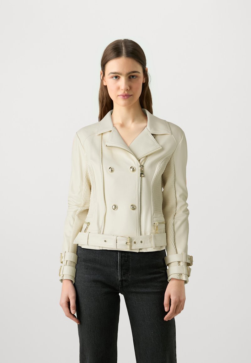 Veste de motard en cuir couleur crème avec un design croisé, fermeture éclair et côtés texturés. Dotée de poignets ceinturés et d'une silhouette ajustée.