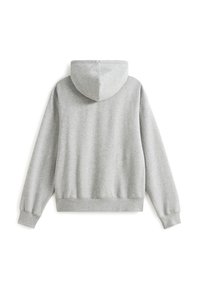Haut gris avec une texture douce, présentant une grande capuche arrondie, de longues manches et un ourlet ajusté. Aucun motif ni accessoire visible.