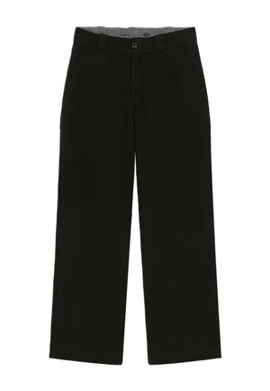 Černé kalhoty s rovnými nohavicemi, bočními kapsami, zapínáním na knoflíky a poutky na opasek, zobrazené vleže na bílém pozadí.