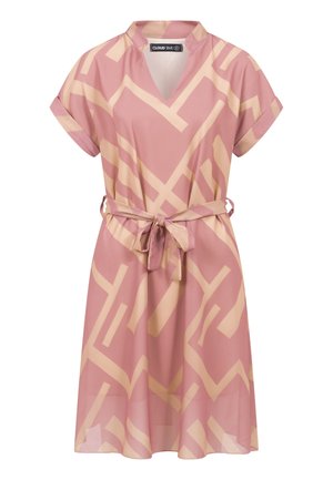 Robe rose à manches courtes avec motifs géométriques beige, col en V, poignets retournés et ceinture nouée à la taille.