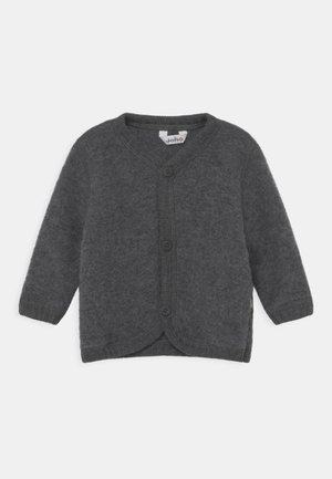 Cardigan bébé en maille duveteuse gris foncé, à manches longues, avec trois boutons sur le devant et des bords côtelés aux poignets et à l'ourlet.