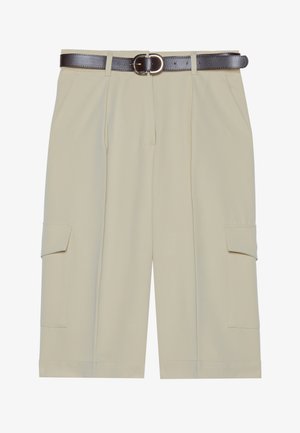 Béžové cargo šortky s voľným strihom, s dvoma bočnými vreckami a hnedým opaskom so zaoblenou prackou, hladká textúra látky.