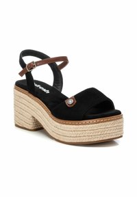 Sandalias de plataforma de ante negro con plantilla de yute trenzado, correa de tobillo ajustable marrón y acento decorativo de metal.
