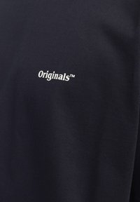 Námořnické bavlněné tričko s měkkou texturou, na levé části hrudi s bílým logem "Originals™". Jednoduchý design, krátké rukávy.