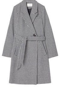 Zwart-wit geblokt patroon coat met een notch-kraag, een ceintuur in de taille en twee zijzakken. Voorzien van een enkele knoopsluiting.