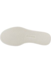 Suela exterior de goma blanca flexible con surcos texturizados, con el nombre de la marca "Skechers" en relieve en el centro.
