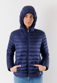 Giacca imbottita blu navy con cappuccio, con design trapuntato, chiusura con zip e tasche laterali. Realizzata in tessuto liscio e lucido.