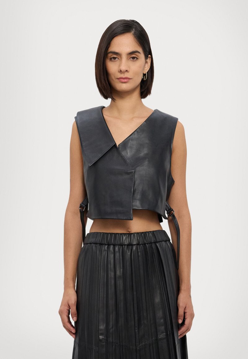 STUDIO ID Vest - nappa black