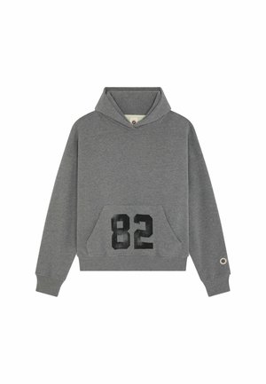 Sweat à capuche gris en tissu doux, avec une poche frontale et un imprimé noir "82" bien visible. Comprend un cordon de serrage et des poignets côtelés.