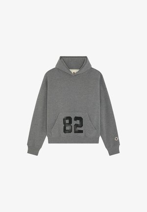 Sweat à capuche gris en tissu doux, avec une poche frontale et un imprimé noir "82" bien visible. Comprend un cordon de serrage et des poignets côtelés.