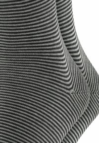 Chaussettes rayées grises et noires en tissu texturé, avec un design côtelé et une finition lisse. Deux chaussettes présentées sous un angle.