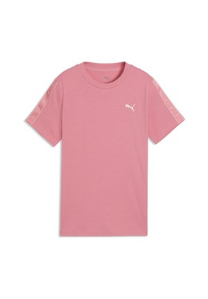 Camiseta rosa de manga corta Puma con logo blanco de Puma en el pecho y logos repetidos de Puma en las franjas de las mangas.
