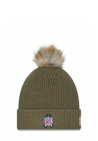 Bonnet en tricot vert olive avec un revers, présentant un pompon sur le dessus, un patch du logo NFL à l'avant et un petit accent drapeau américain.