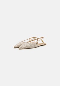 Beige slingback-ballerinat, joissa on kärjet ja teksturoitu kangas, sekä nyöriä. Varressa on kultainen yksityiskohta ja miellyttävä tasapohja.