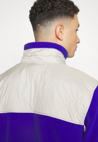 The North Face Flisinis džemperis - lapis blue/sandstone/cone orange