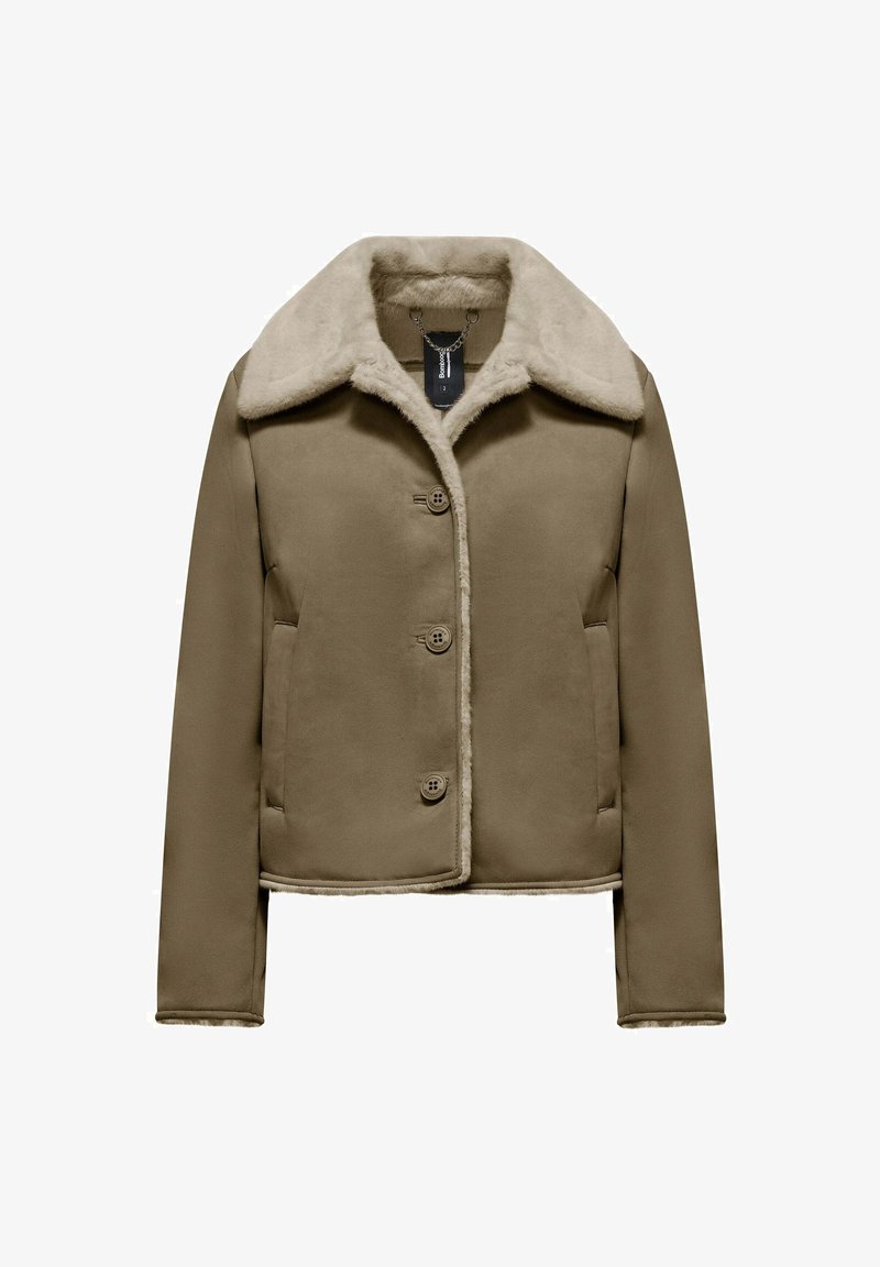 Bruine nep-shearling jas met een brede kraag, knopen aan de voorkant en zijzakken. Glad stoffen oppervlak met een zachte, gestructureerde voering.