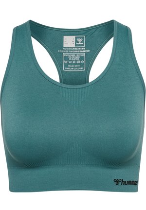 Nahtloser Sport-BH in Türkis mit Racerback, hummel-Logo unten rechts und innen aufgedrucktem Pflegeetikett mit Angaben zum Stoff und zur Waschpflege.