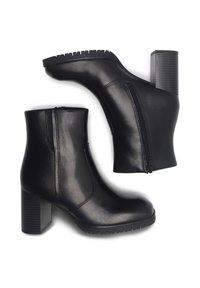 Čierne členkové topánky z hladkej kože majú štvorcovú pätu a bočný zips. Podrážka má textúrovaný vzor pre lepšiu priľnavosť.
