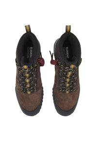 Bruine suède wandelschoenen met gele en zwarte gemusterde veters, gevoerde kraag en zwarte rubberen zool. Beschikt over een merk-inlegzool.