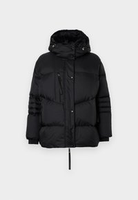 Geacă puffer neagră cu glugă, dotată cu un buzunar cu fermoar, capse și manșete elastice. Material neted cu un design matlasat.