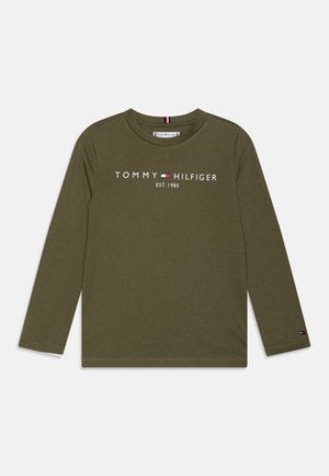 Olivengrøn langærmet t-shirt med rund hals og "Tommy Hilfiger EST. 1985" og logo trykt hen over brystet.