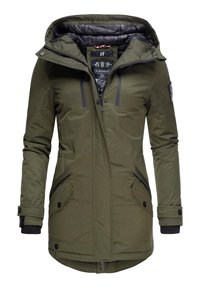 Parka verde oliva con chiusura a zip e bottoni, grande cappuccio, diverse tasche frontali e fodera testurizzata per isolamento.
