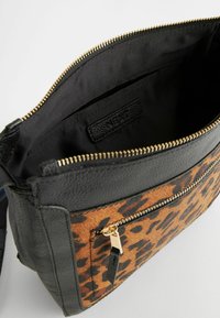 Next POCKET MESSENGER - REGULAR FIT - Rankinė per petį - leopard