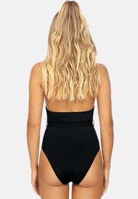 Czarny jednoczęściowy strój kąpielowy z wysokim wycięciem nogawki, szerokimi ramiączkami i dopasowaną talią. Gładka tekstura i minimalistyczny design.