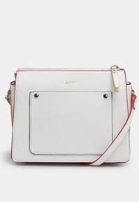 Bolso cruzado de cuero blanco con una textura suave, acentos de colores contrastantes y un bolsillo frontal con herrajes visibles. Incluye correa ajustable.
