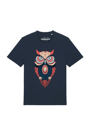 Marineblauw T-shirt met een kleurrijk, gedetailleerd uilenontwerp in rood, crème en blauw op de voorkant, gecentreerd onder de halslijn.