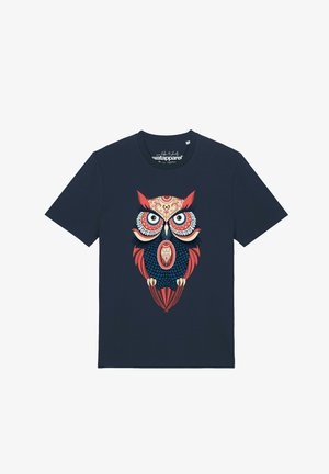 Marineblauw T-shirt met een kleurrijk, gedetailleerd uilenontwerp in rood, crème en blauw op de voorkant, gecentreerd onder de halslijn.
